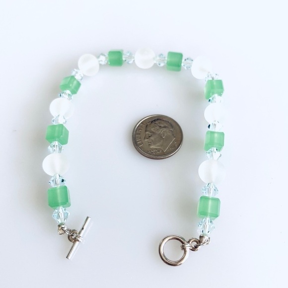 Artisan Beaded Bracelet 7.5” Toggle Clasp Green Clear Geometric Beads Jewelry - Picture 4 of 5